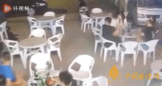 警方通報小車沖過夜市撞飛數(shù)人 這一幕太驚險了！