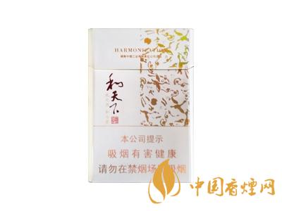 2020白沙和天下價(jià)格表和圖片 2020和天下香煙是白沙牌香煙中的一種，說起和天下香煙，相信大家都認(rèn)識，和天下是高端香煙品牌,隸屬于湖南中煙工業(yè)有限責(zé)任公司，那么，2020年白沙和天下多少錢一包呢?趕緊來看看吧!  和天下香煙  和天下香煙時(shí)尚大氣的包裝　簡潔流暢的線條　以紫色為主色調(diào)的搭配　無一不顯示出和天下的不凡紫色在中國傳統(tǒng)里是尊貴的顏色，如北京故宮又稱為“紫禁城”亦有所謂“紫氣東來” 口感上此款雅香綿滑，香氣醇和，余味純凈，實(shí)屬難得一見的神品啊!  系列產(chǎn)品  和天下(尊尚中支)  類型： 烤煙型  煙氣煙堿量： 0.0 mg  煙長： 84 mm  過濾嘴長： 25 mm  包裝形式： 條盒硬盒  單盒支數(shù)： 20  銷售形式： 國產(chǎn)內(nèi)銷  生產(chǎn)狀態(tài)： 待上市  備注： 白沙和天下尊尚中支  和天下(尊尚5000)  類型： 烤煙型  煙氣煙堿量： 0.0 mg  煙長： 88 mm  過濾嘴長： 25 mm  包裝形式： 條盒硬盒  單盒支數(shù)： 20  銷售形式： 國產(chǎn)內(nèi)銷  生產(chǎn)狀態(tài)： 已上市  備注： 白沙和天下尊尚5000  白沙(硬和天下雙中支)  單盒參考價(jià)： 90 元  條盒參考價(jià)： 900 元  條盒批發(fā)價(jià)： 763.2 元  小盒條形碼： 6901028204798  條包條形碼： 6901028204804  白沙(和天下天下韶山)  單盒參考價(jià)： 100 元  條盒參考價(jià)： 1000 元  小盒條形碼： 6901028196925  條包條形碼： 6901028196932  白沙(軟和天下檀香)  單盒參考價(jià)： 100 元  條盒參考價(jià)： 1000 元  條盒批發(fā)價(jià)： 763.2 元  白沙(和天下細(xì)支)  單盒參考價(jià)： 100 元  條盒參考價(jià)： 1000 元  條盒批發(fā)價(jià)： 720.8 元  小盒條形碼： 6901028196048  條包條形碼： 6901028196055  白沙(軟和天下)  單盒參考價(jià)： 100 元  條盒參考價(jià)： 1000 元  條盒批發(fā)價(jià)： 720.8 元  小盒條形碼： 6901028196017  條包條形碼： 6901028196024  白沙(和天下)  單盒參考價(jià)： 100 元  條盒參考價(jià)： 1000 元  條盒批發(fā)價(jià)： 848 元  小盒條形碼： 6901028196925  條包條形碼： 6901028196932  通過以上的信息可以了解到2020年白沙和天下的價(jià)格，以上就是香煙網(wǎng)為您提供的關(guān)于2020白沙和天下價(jià)格表和圖片，白沙和天下多少錢一包?的信息，想要了解更多的信息請來關(guān)注香煙網(wǎng)吧!白沙和天下多少錢一包？
