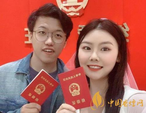 90后同名同姓情侶領證結(jié)婚 太有夫妻緣了！