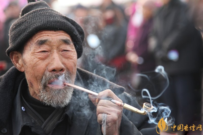 旱煙和煙卷哪個(gè)危害大，旱煙袋很有講究