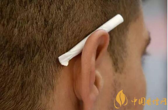 香煙夾耳朵上是怎么來(lái)的，耳夾煙是男人的專(zhuān)利